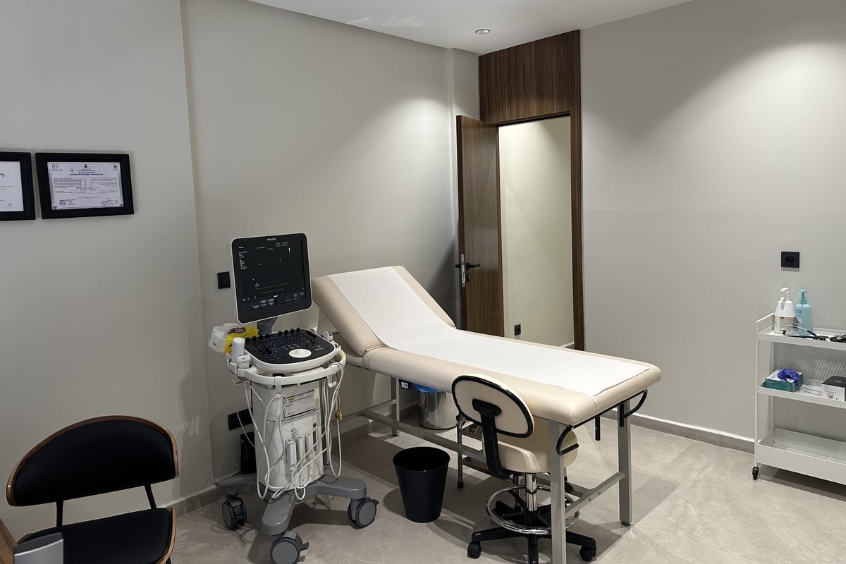 Salle d'examens et d'échographie — cabinet du Dr Agueznai, cardiologue à Casablanca